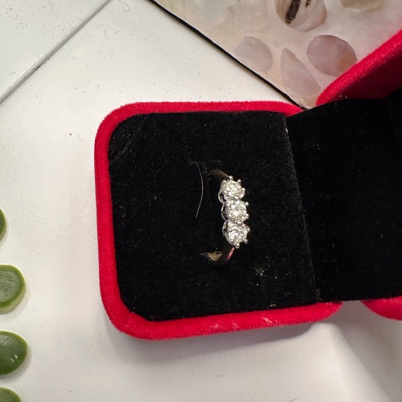 14K Gold and White Gold 3 Diamond Ring. In Very Good Condition. Size 6.75 - Picture 13 of 16